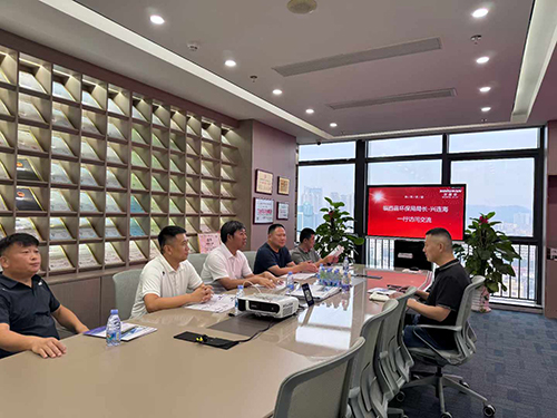 深國(guó)安會(huì)議室交談